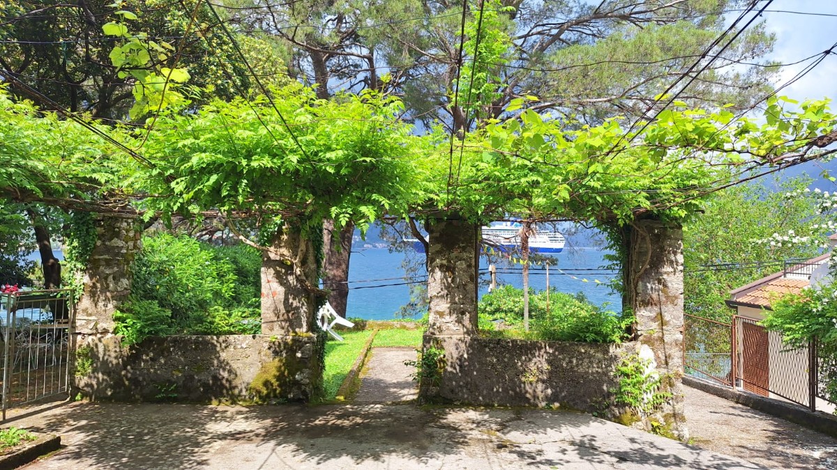 Urbanizovan plac sa postojećom kućom 20m od mora, Kotor, Dobrota